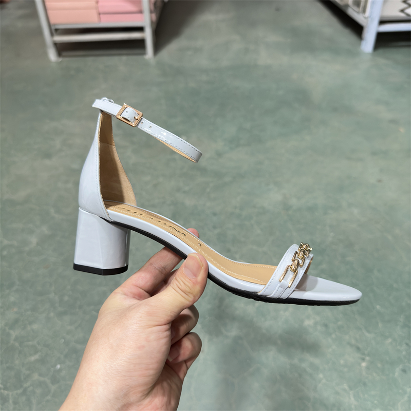 露娜一字带时尚粗跟凉鞋