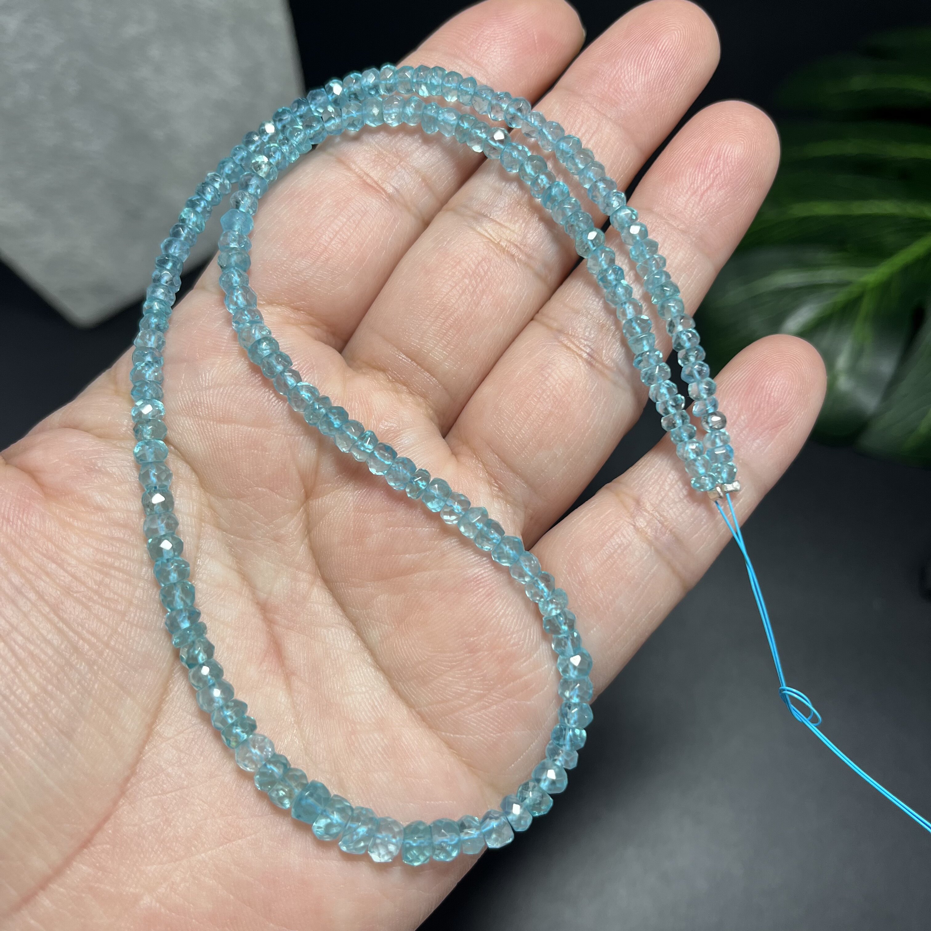 최고 품질의 순수 천연 하이 엔드 3-5MM 투명 인 타워 비드 체인 반제품 40CM 단면 주판 휠 비드 투명