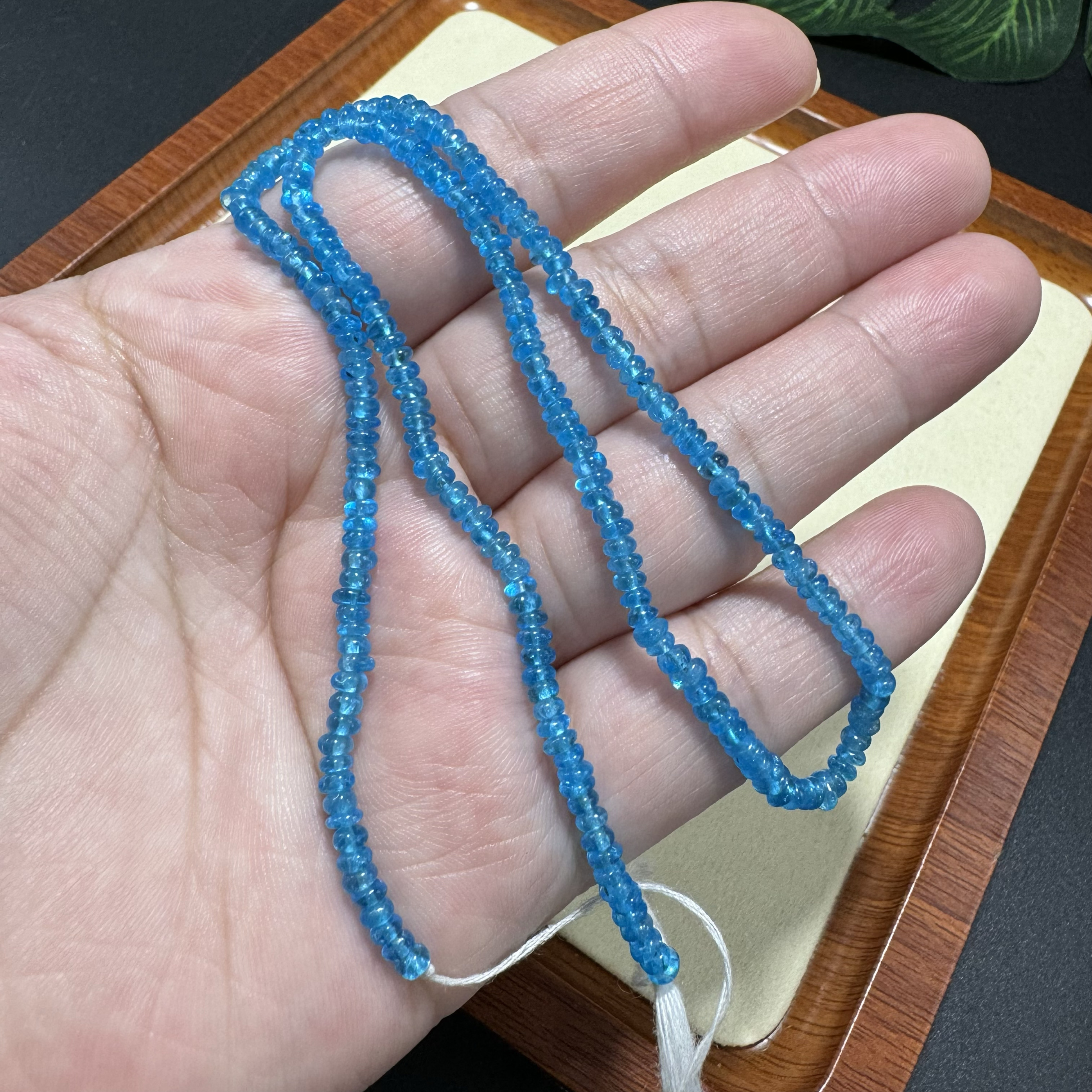 蓝色蓝磷灰巴西高冰种天然宝石