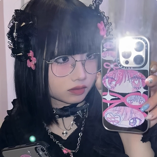 C联名艺术家联名像素可爱女孩Anarrator适用于苹果15Plus/17手机壳iPhone16ProMax卡通镜面12pro磁吸14保护套