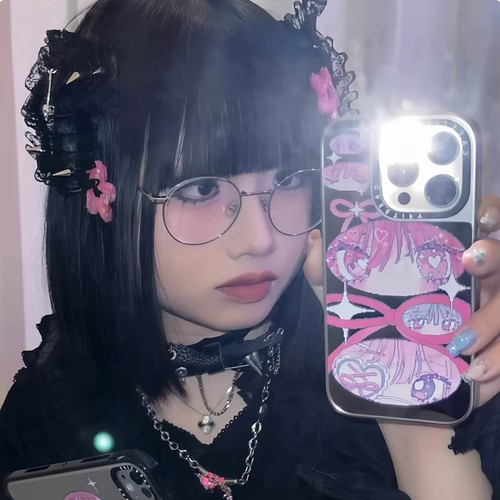 C联名艺术家联名像素可爱女孩Anarrator适用于苹果15Plus/17手机壳iPhone16ProMax卡通镜面12pro磁吸14保护套