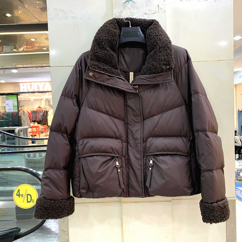 卓颜秋J25DY1221 羊羔毛翻领袖口毛拉链口袋休闲小个短装羽绒服冬