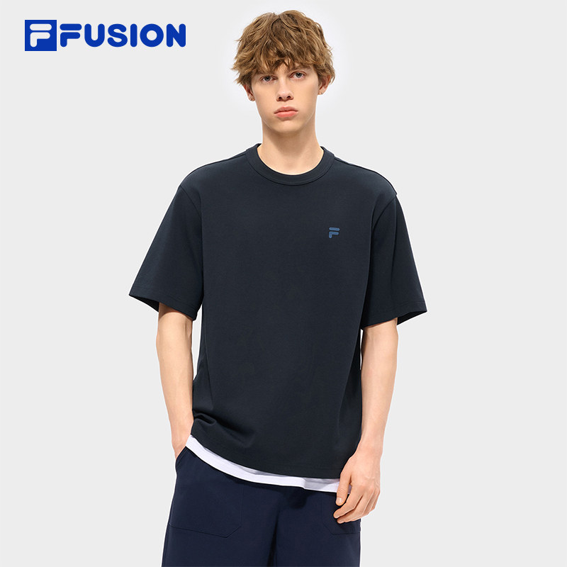 田曦薇同系列FILA FUSION 斐乐潮牌男短袖上衣2026夏