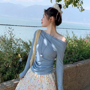 龙妹家蓝色斜肩长袖T恤女外穿2026新款早春漂亮独特掐腰修身上衣