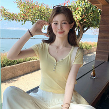 龙妹家黄色V领纽扣正肩短袖T恤女2025夏季新款修身显瘦短款小上衣