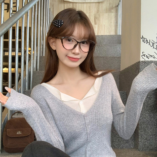 龙妹家灰色V领假两件针织开衫女外穿毛衣2026春新款修身打底上衣