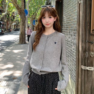 龙妹家灰色毛衣开衫外套女款2026新款早秋韩系氛围感针织打底上衣