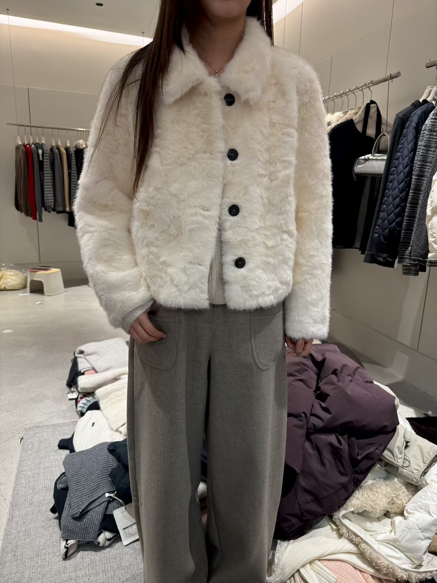 杭州NUT档口拿的冬季新款 奶呼呼的小翻领白色毛毛外套女