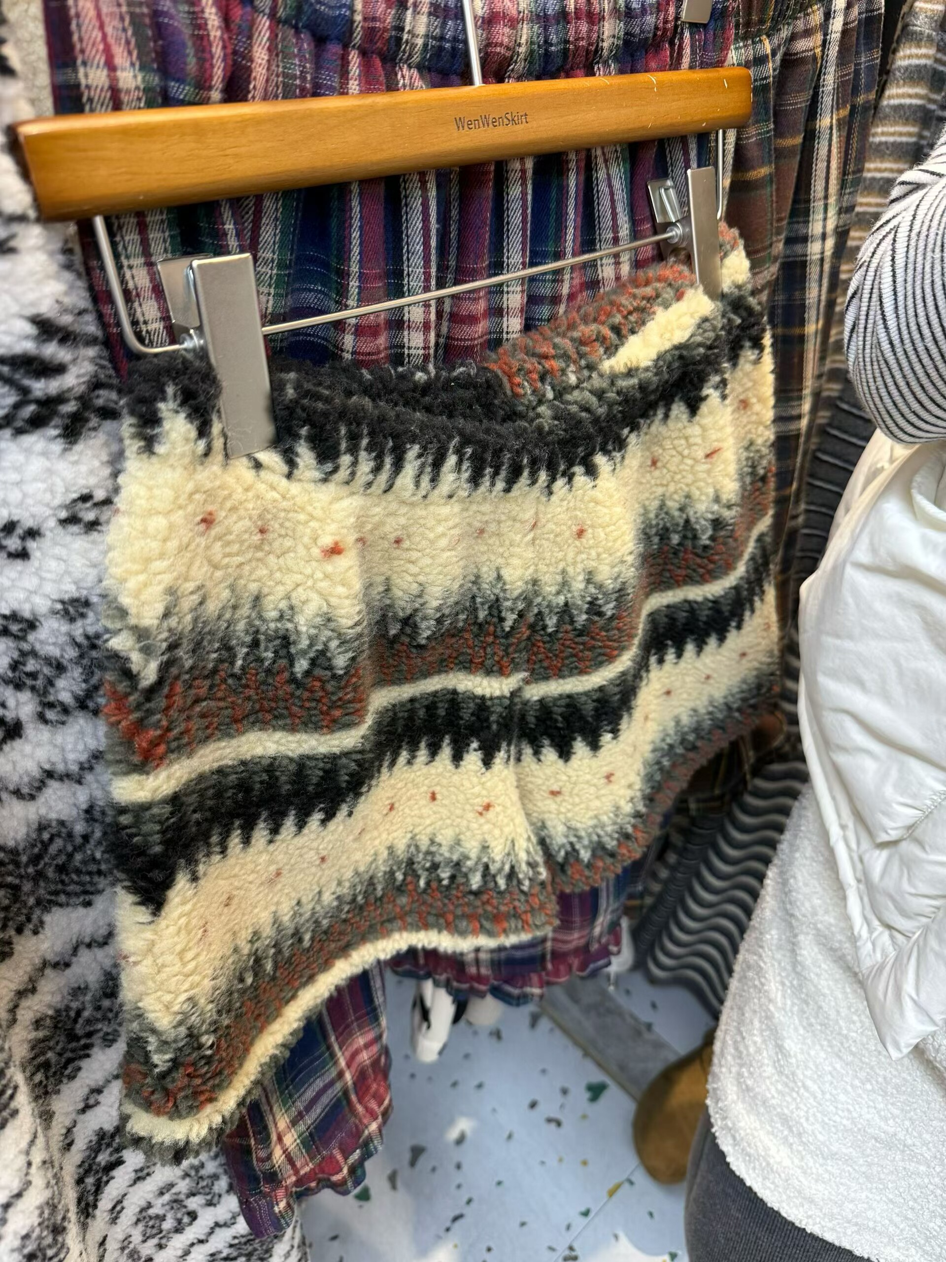 模特自留冬季新款 颜色很好看的拼色毛茸茸的加厚短裤女