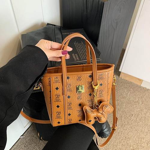 可爱挂件小包小熊印花单肩水桶包