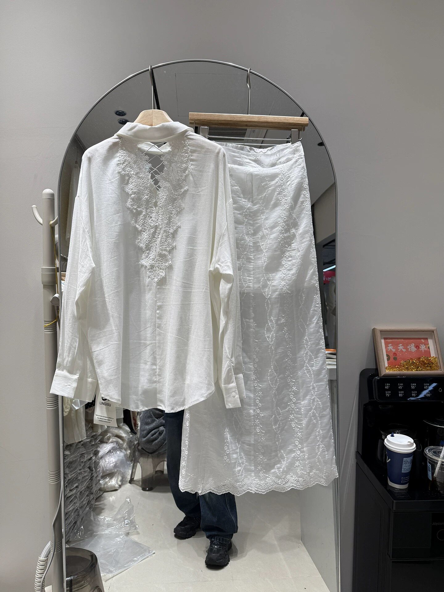 后背镂空刺绣钩花衬衫+刺绣直筒裙 天丝麻长袖衬衣套装 白色套裙