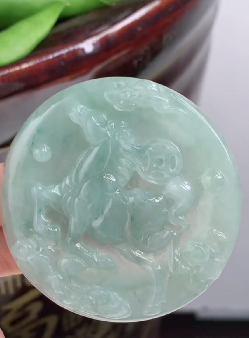 翡翠生肖马牌圆玉坠浅绿冰种精雕玉石男女生肖玉佩翡翠大挂件玉马