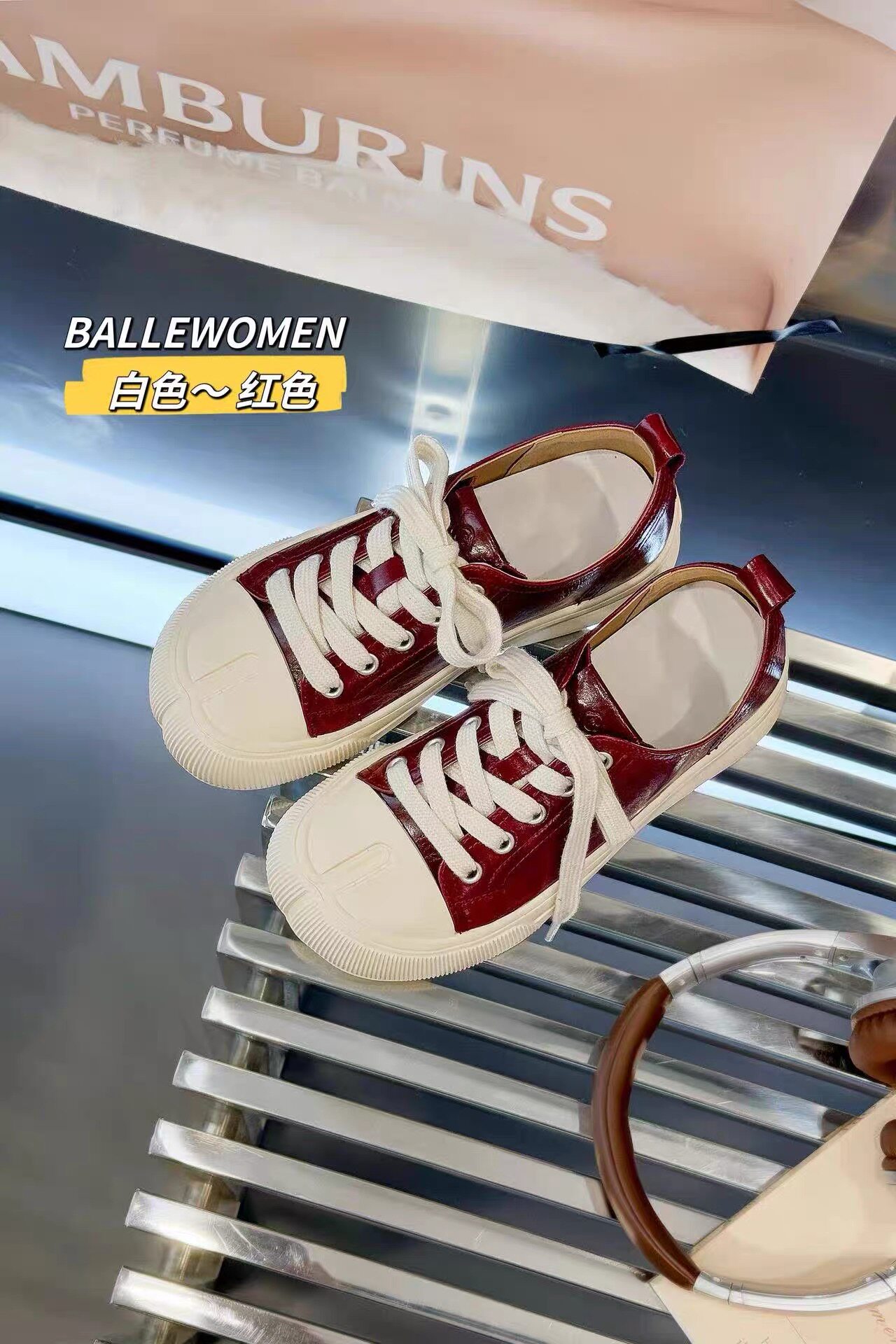 专柜正品白丽女人2026新款牛油皮假分趾圆头平底休闲鞋板鞋小白鞋