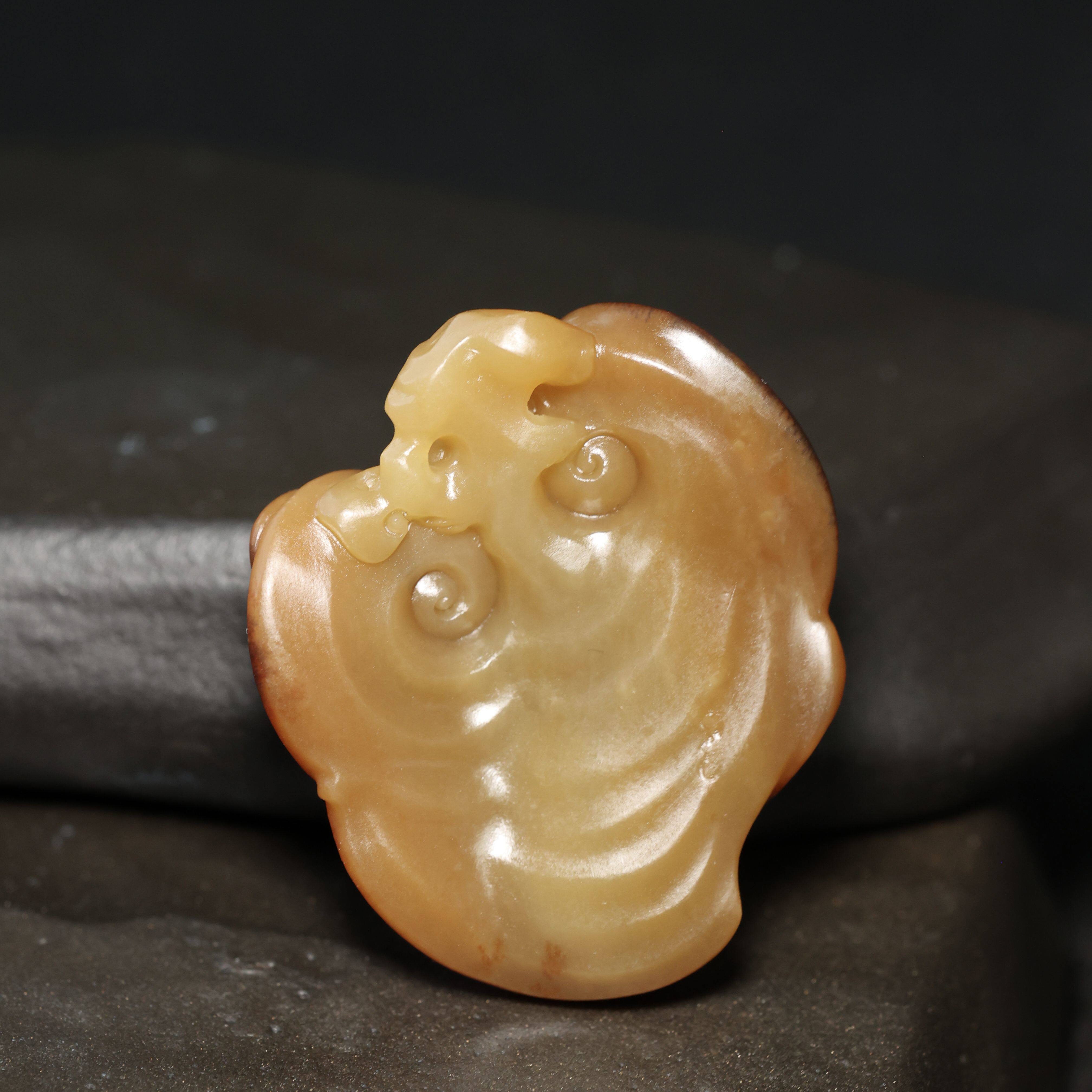 新疆和田玉籽料黄沁挂件苏工雕刻小猴子