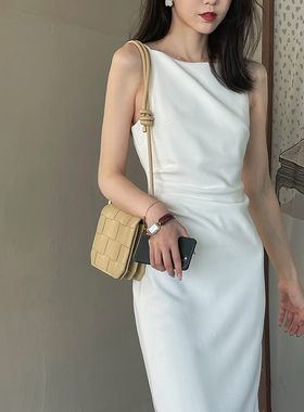 大方高级感穿搭白色吊带连衣裙