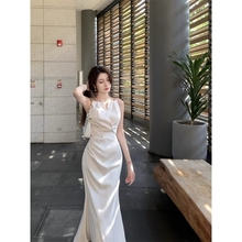 黑白色挂脖吊带连衣裙女夏仿绸缎面鱼尾高级感中长小礼服裙子夏季
