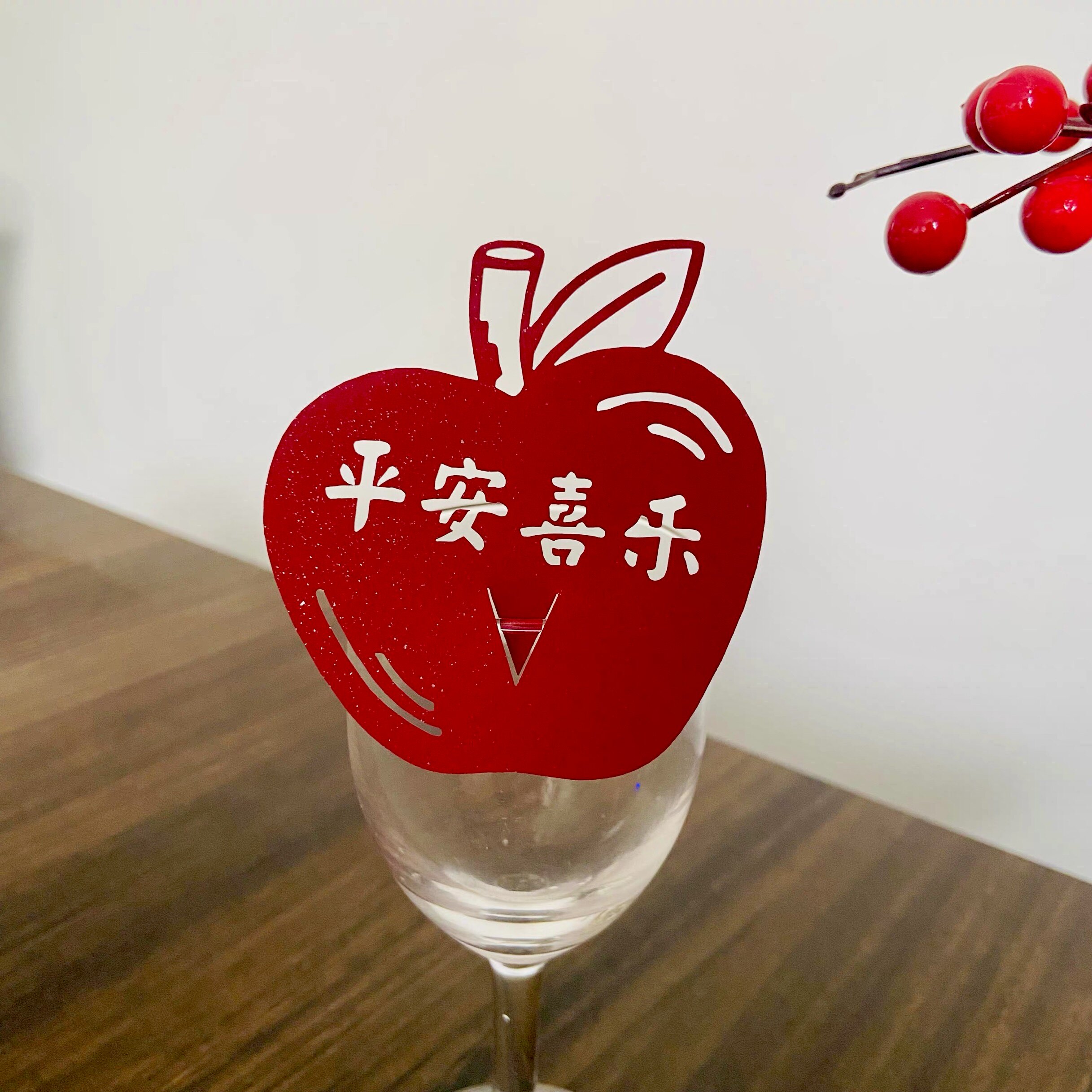 50张镂空苹果红酒杯插卡席位卡