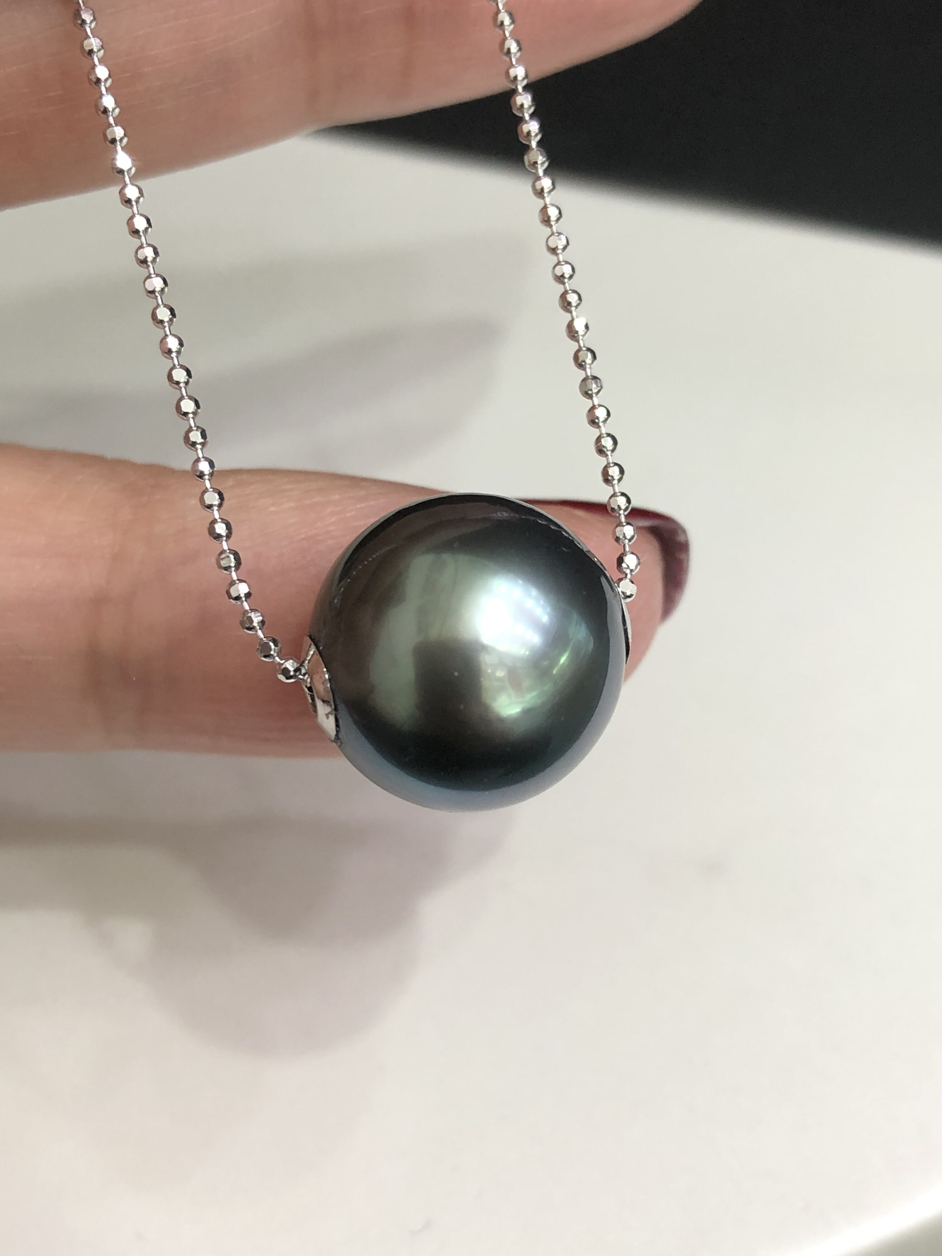 18K白金镶嵌天然海水大溪地黑珍珠13Mm正圆细微精选路路通吊坠绿