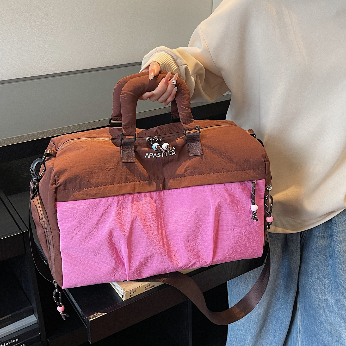 大容量撞色手提斜挎运动健身包