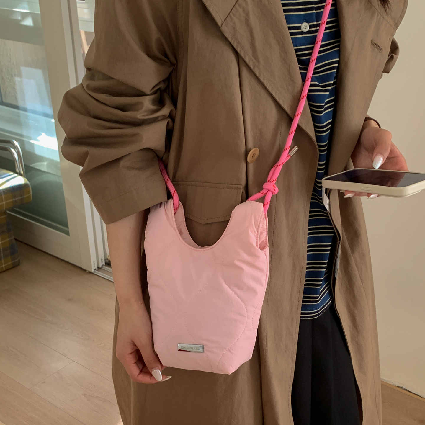 秋冬新款夹棉简约纯色斜挎手机包