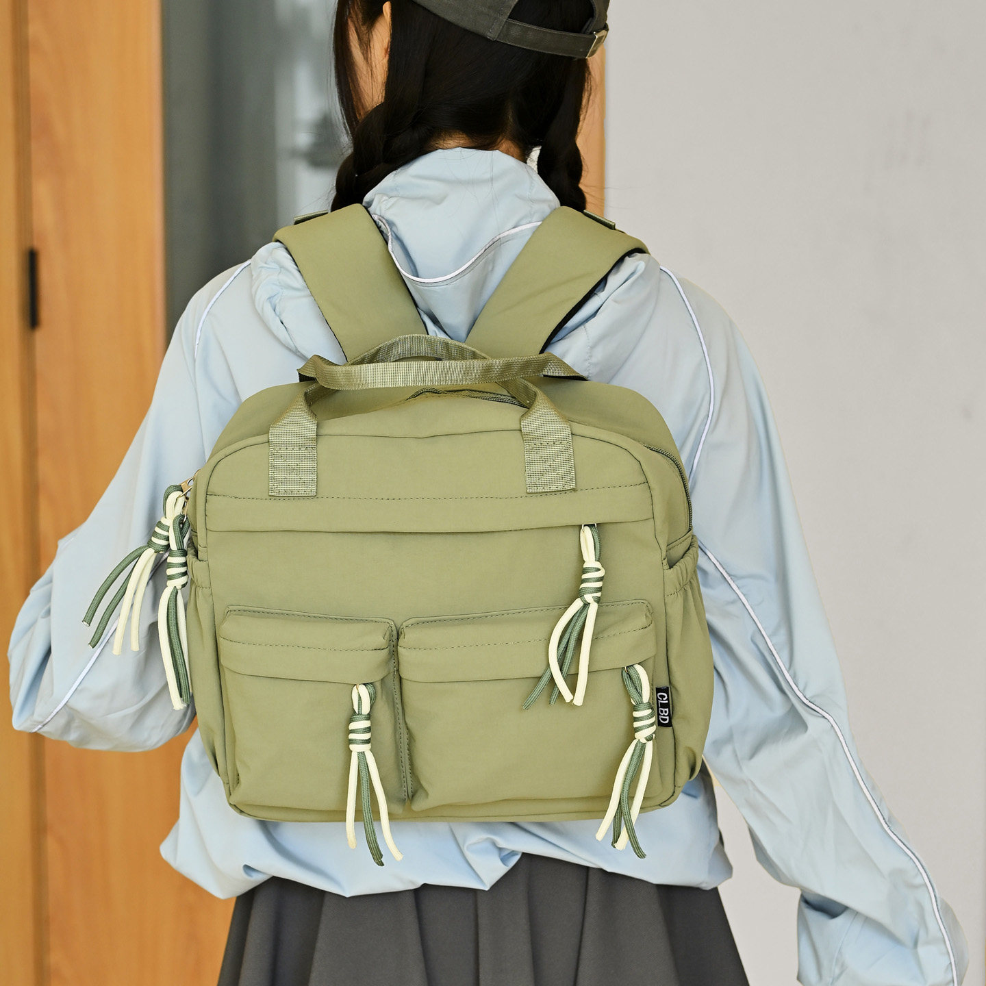 双肩包女2026新款纯色户外休闲手提两用小型背包多口袋学生书包