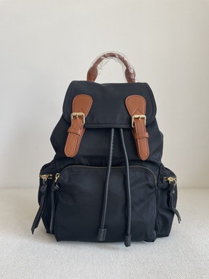 黑色尼龙中号轻便防水面料双肩背包 经典时尚同款