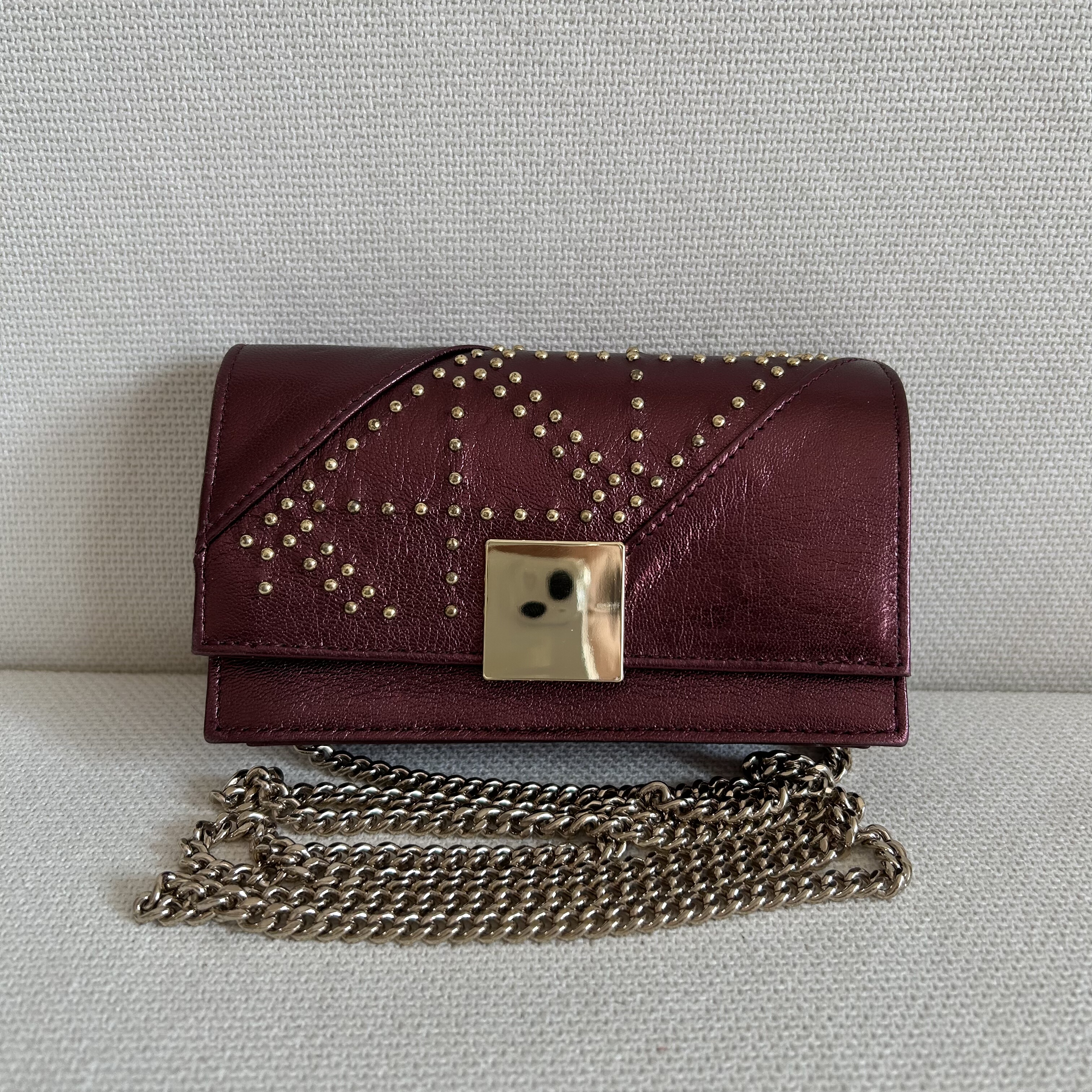 西班牙小众金属色真皮斜挎珠光酒红色链条迷你铆钉装饰小方包微瑕,箱包皮具/热销女包/男包,小方包,淘宝优惠券,粉丝福利购,淘宝优惠卷