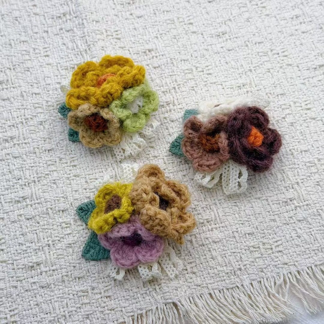 跨境百搭花卉拼接三朵花毛线胸针配饰花朵别针钩花装饰日系甜美胸