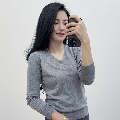 U＋毛剪标系列款女~100美丽诺毛通勤V领长袖打底衫薄毛衣