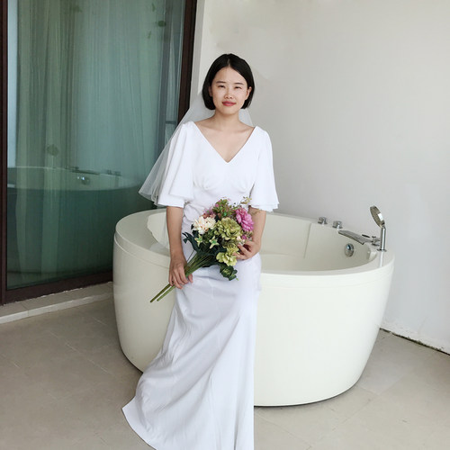 简约修身缎面法式轻婚纱V领显瘦A