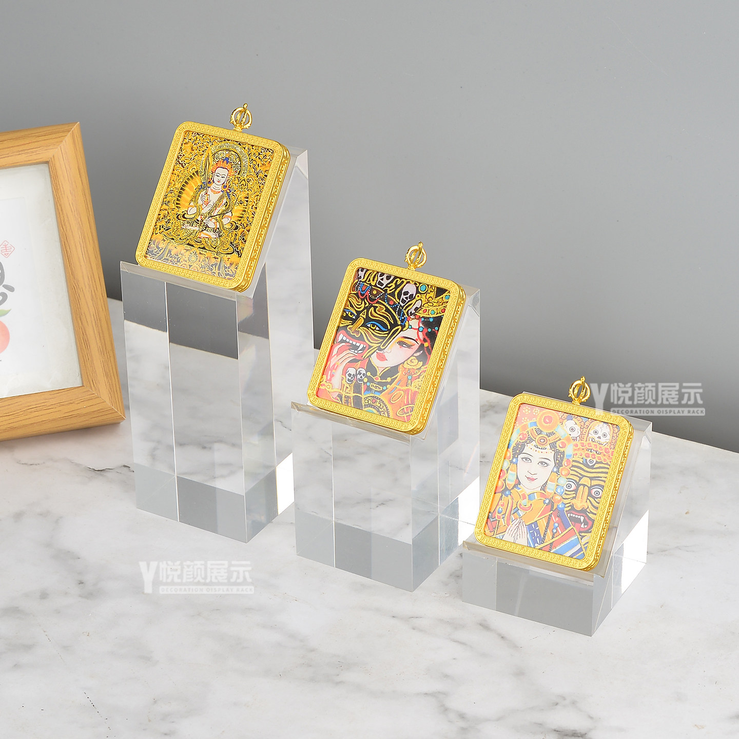 奖牌唐卡佛牌防滑摆放架首饰玉坠玉佩斜面勾槽透明亚克力水晶底座