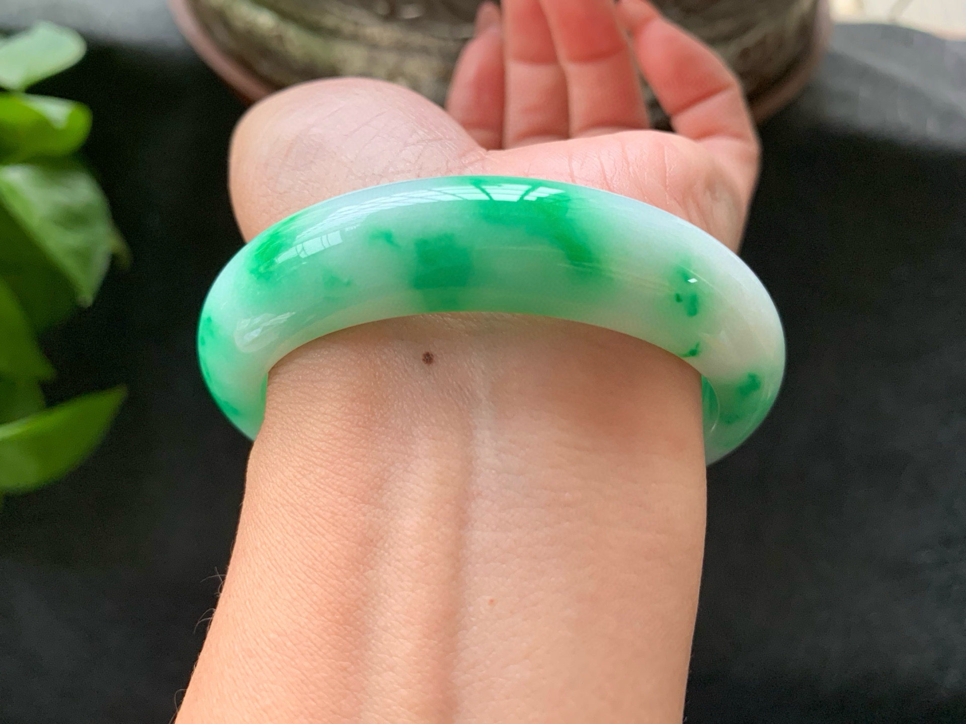 【小陈翡翠】缅甸天然翡翠a货白底飘绿花56-57正圈翡翠手镯