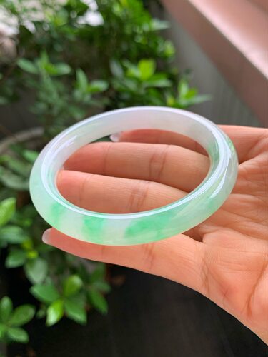 【小陈翡翠】缅甸天然翡翠A货飘绿花55圆条翡翠手镯