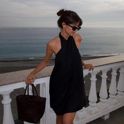 气质款交叉挂脖系带露背连衣裙