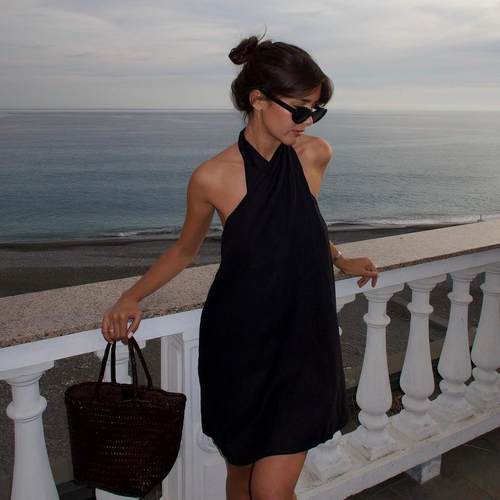 气质款交叉挂脖系带露背连衣裙