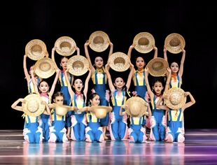 茶山小阿妹儿童演出服茶山小阿妹草帽跳舞道具幼儿背带裤舞蹈服装