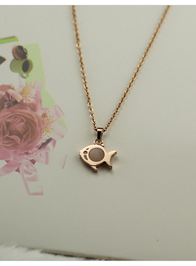 可爱暗黑风黑色小鱼项链2024新款爆款锁骨链女设计感小众配饰甜酷