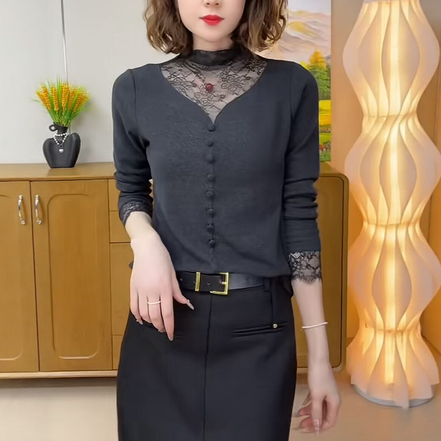 妈妈装半高领蕾丝镂空包扣打底衫
