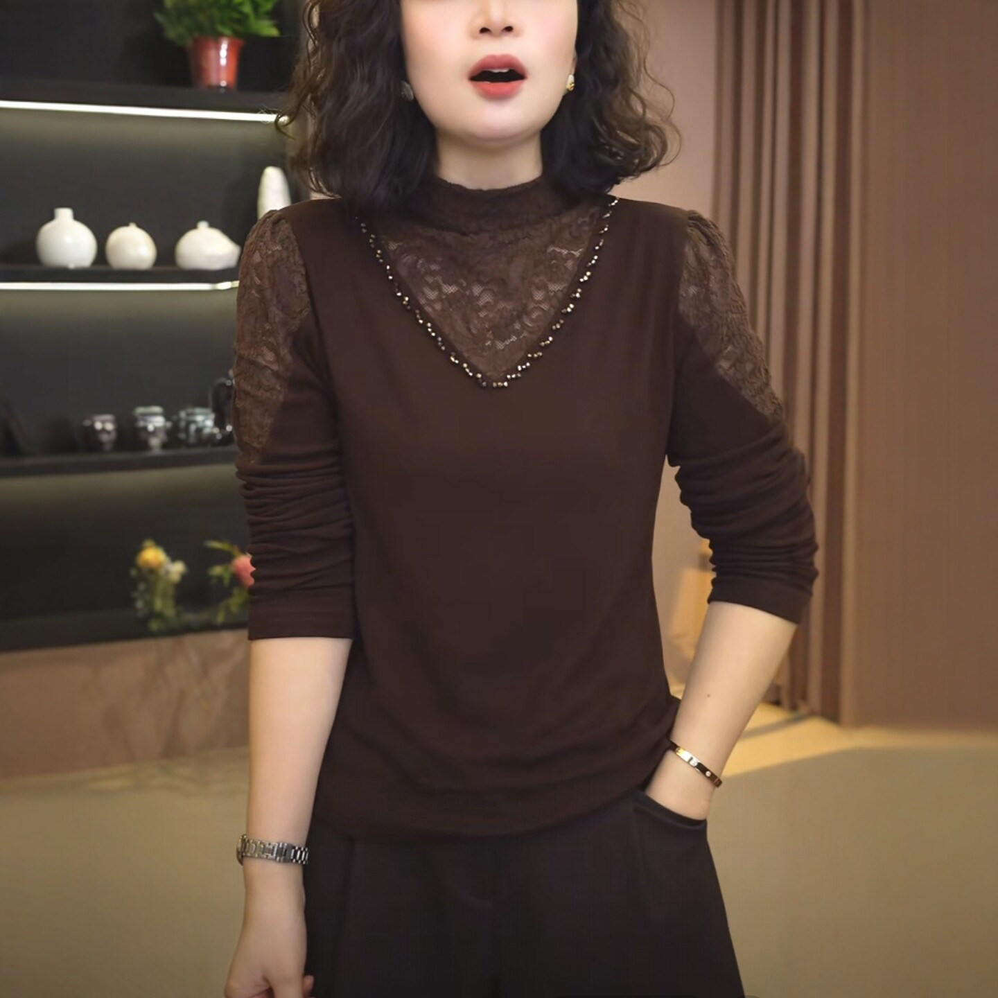妈妈装半高领蕾丝钉珠长袖打底衫