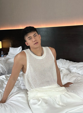 镂空网状冰丝针织背心男性感宽松无袖t恤个性表演透明马甲打底衫