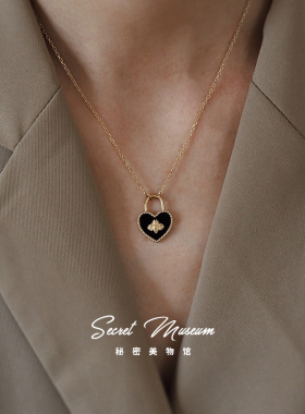 复古小蜜蜂黑色爱心锁头项链钛钢