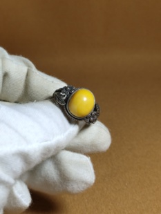 天然鸡油黄女款镶嵌老蜜蜡戒指 琥珀蜜蜡戒指 保真 包邮