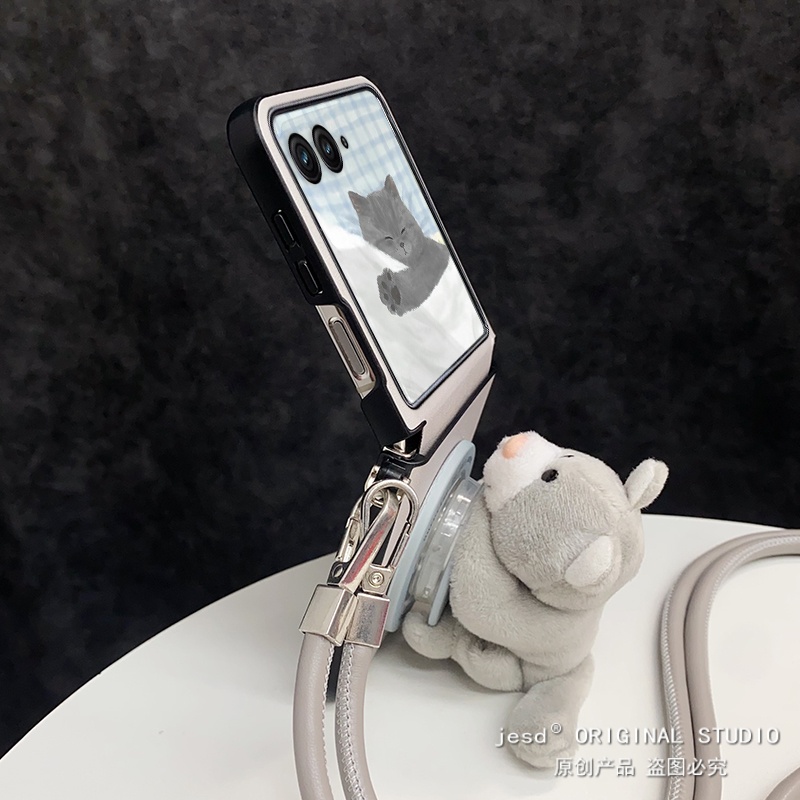 毛绒可爱趴趴公仔灰色猫咪磁吸支架适用摩托罗拉Razr60手机壳折叠屏moto razr50ultra背带挂绳保护套斜挎新款