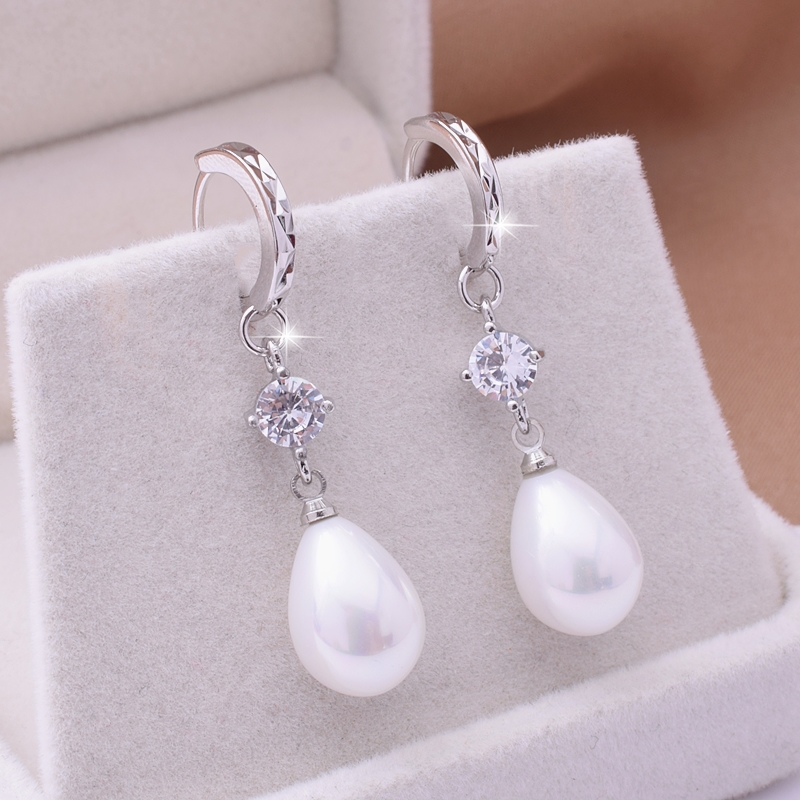 精致水滴形珍珠耳环中长款