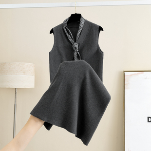 V领配丝巾针织背心连衣裙女秋冬新款羊毛过膝宽松大码马夹内搭裙