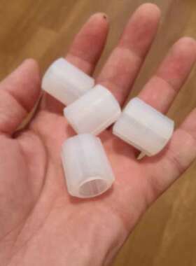 白色塑料接头，1/4规格，适用于管道连接。材质结实耐用，【议】