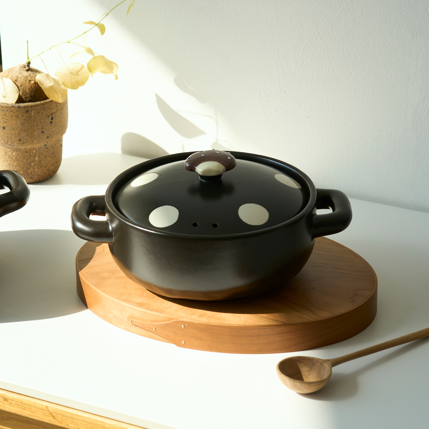 肆月黑色圆点卡通砂锅