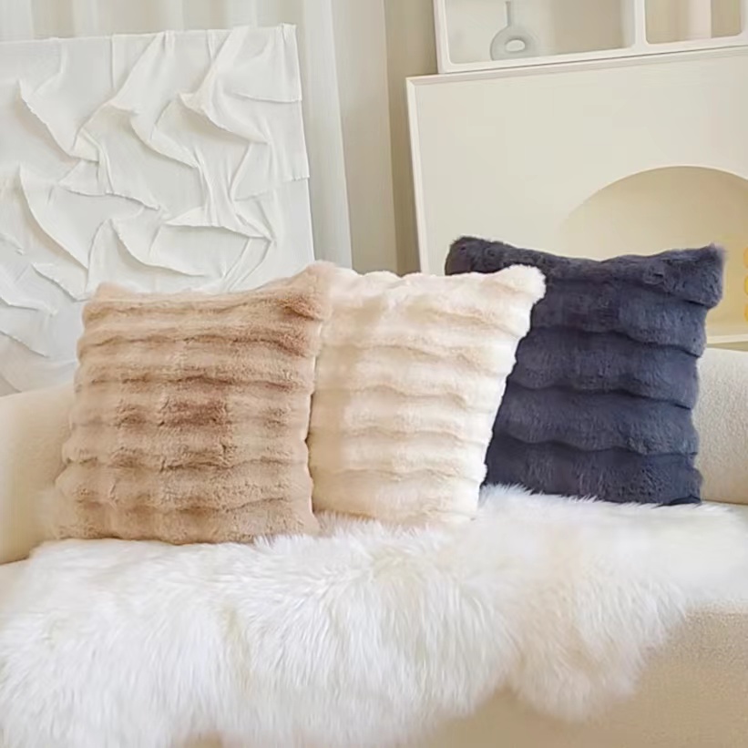 轻奢高端网红皮草抱枕兔毛绒2024沙发卧室靠垫小红书冬季加厚靠枕
