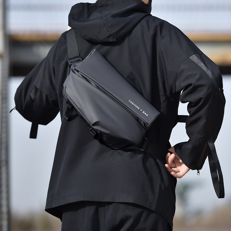 男士斜挎包磁吸扣胸包男款邮差包男骑行机车背包运动男生单肩包潮