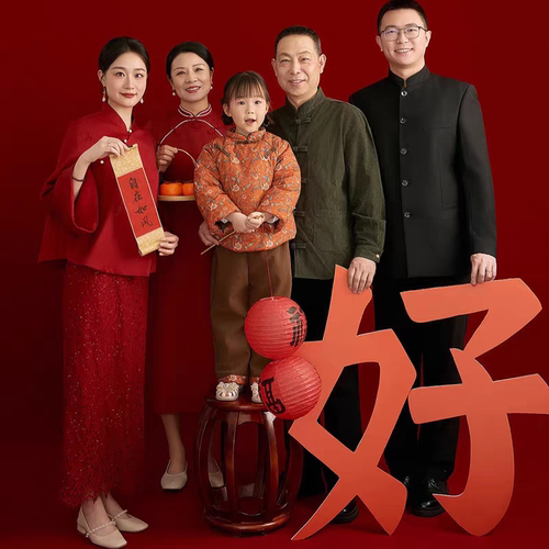 2026新年全家福拍照道具对联福字好字毛毡板手拿扇子灯笼装饰摆件